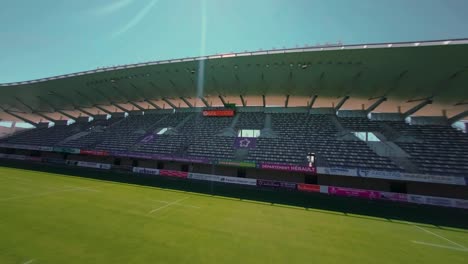 FPV-Luftaufnahme-über-Dem-Leeren-Fußballstadion-In-Montpellier,-Frankreich