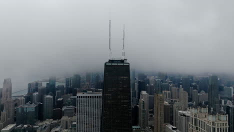 Hyperlapse-drone-shot-of-fog-moving-over-the-John-Hancock-building,-cloudy-evening-in-Chicago,-USA