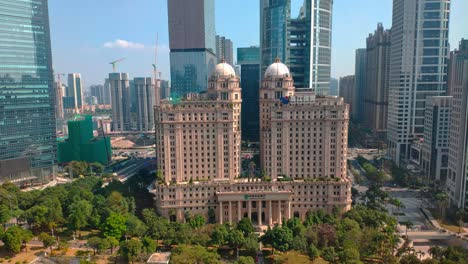 Edificio-Del-Banco-Agrícola-De-China-En-Una-Tarde-Soleada-Con-El-Centro-De-La-Ciudad-De-Guangzhou-En-Segundo-Plano