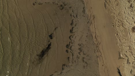 Eine-Wunderschöne-Drohnenaufnahme-über-Dem-Sandstrand