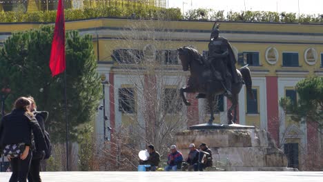 Stadtzentrum-Von-Tirana-Mit-Menschen,-Die-Auf-Dem-Hauptplatz-In-Der-Nähe-Des-Skanderbeg-Denkmals-Spazieren