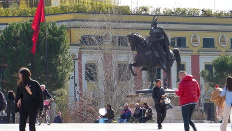 Skanderbeg-Statue-Auf-Dem-Hauptplatz-Der-Hauptstadt-Tirana-In-Albanien,-Menschen,-Die-Auf-Der-Straße-Gehen