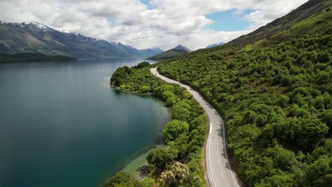 Straße-Entlang-Des-Lake-Wakatipu-Von-Queenstown-Nach-Glenorchy-Mit-Atemberaubendem-Blick-Auf-Die-Berge-In-Neuseeland