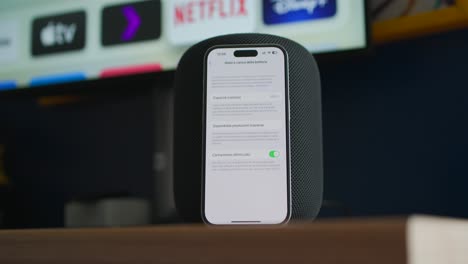 Smartphone-Verbunden-Mit-Einem-Homepod,-Einem-Von-Apple-Entwickelten-Intelligenten-Lautsprecher