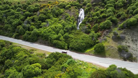 Atemberaubende-Landschaft-Auf-Der-Fahrt-Von-Queenstown-Nach-Glenorchy,-Die-Sich-Durch-Die-Berge-Neuseelands-Schlängelt