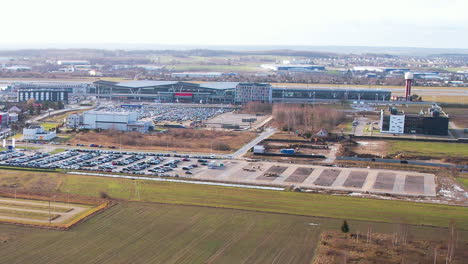 Die-Nähe-Des-Danziger-Flughafens-Lech-Walesa-–-Ein-Riesiger-Parkplatz-Vor-Dem-Flughafen-Und-Eine-Ausgebaute-Verkehrsinfrastruktur