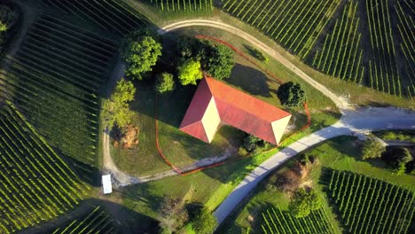 Luftdrohnenaufnahmen-Von-Železne-Dveri,-Einem-Kleinen-Dorf-In-Der-Gemeinde-Ljutomer-Im-Nordosten-Sloweniens