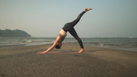 Berufstätige-Frau,-Die-Yoga-Übungen-Am-Ufer-Eines-Strandes-Macht