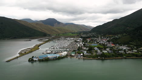 Scenic-Havelock-town-marina-with-anchored-boats,-Pelorus-Sounds,-New-Zealand-aerial