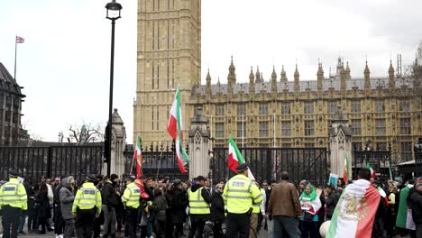 27.-Februar-2023-–-Britische-Iraner-Protestieren-Vor-Dem-Parlament,-Während-Die-Polizei-Die-Menschenmenge-Kontrolliert