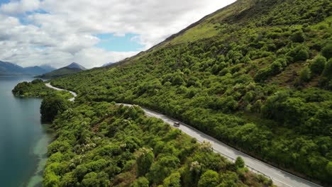 Malerische-Fahrt-Von-Queenstown-Nach-Glenorchy-In-Neuseeland-Mit-Blick-Auf-Die-Berge-Und-Einem-Atemberaubenden-Blick-Auf-Den-See