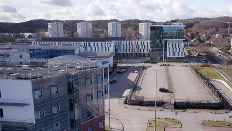 Terrenos-Del-Campus-De-La-Universidad-De-Gdansk,-Edificio-Del-Rectorado-Y-Estacionamiento-Vacío-Frente-A-Las-Facultades
