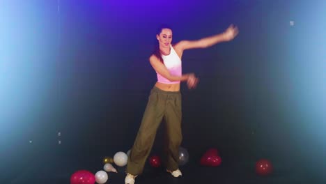 Bailarina-Femenina-Con-Movimiento-Elegante-Y-Actuación-Con-Iluminación-De-Estudio