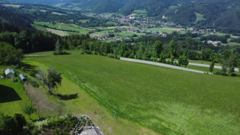 Drohnenaufnahme-Einer-Atemberaubenden-Landschaft-Mit-Bergen-Und-Bäumen