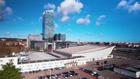 Bürokomplex-Und-Historische-Olivia-Halle-An-Der-Fassade-–-Drohnenaufnahme-In-Klarem-Blauen-Himmel