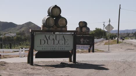 Statische-Handaufnahme-Des-Eingangs-Einer-Agua-Dulce-Weinprobe,-Aufgenommen-An-Einem-Sonnigen-Tag-In-Kalifornien