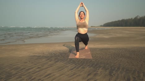 Frau-Macht-Yoga-Übungen-Am-Strand