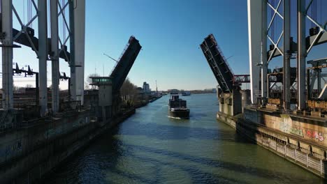 Luftaufnahme:-Die-Zugbrücke-öffnet-Sich-Langsam-Für-Das-Große-Containerschiff,-Das-In-Dordrecht,-Niederlande,-Hindurchfährt