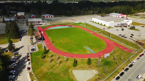 Luftaufnahme-Des-Bob-Dailey-Stadions,-Sportplatz-In-Port-Alberni,-BC,-Kanada