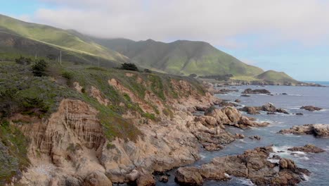 Rocky-cliffs-and-mountains-near-Big-Sur-and-Carmel,-California