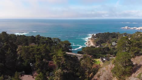 Cars-driving-over-small-bridge-in-Carmel-By-The-Sea,-northern-California