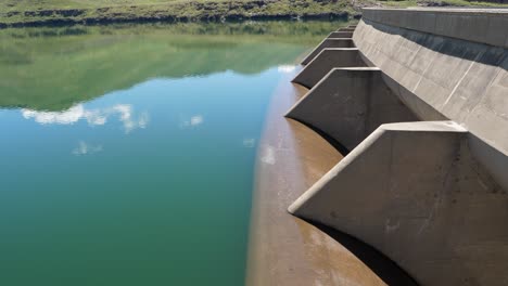 El-Agua-Alta-Gotea-Tranquilamente-Sobre-Las-Compuertas-De-Inundación-En-La-Parte-Superior-De-La-Represa-Hidroeléctrica