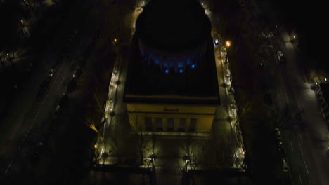 Aerial-view-tilting-in-front-of-the-illuminated-Grant´s-Tomb,-night-in-New-York