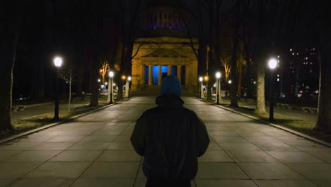 Silhouette-person-walking-towards-the-General-Grant-National-Memorial,-night-in-New-York,-USA---Aerial-view