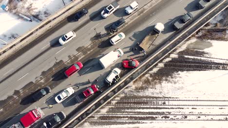 Accidente-De-Varios-Autos,-Incluido-Un-Lamborghini,-Reduce-La-Velocidad-Del-Tráfico-En-El-Puente-De-La-Autopista-De-Toronto-Sobre-Las-Vías-Del-Tren