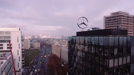 Edificio-Moderno-De-La-Sede-Alemana-De-Mercedes-benz,-Berlín