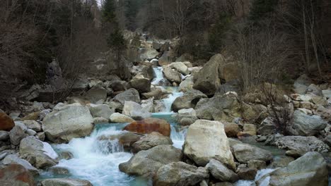 Fluss,-Der-Im-Winter-In-Einer-Felsschlucht-Fließt