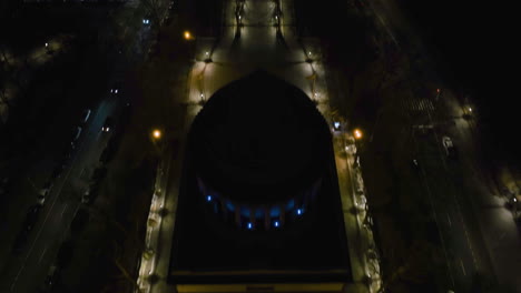 Aerial-view-over-the-General-Grant-National-Memorial,-nighttime-in-NY,-USA---tilt,-drone-shot