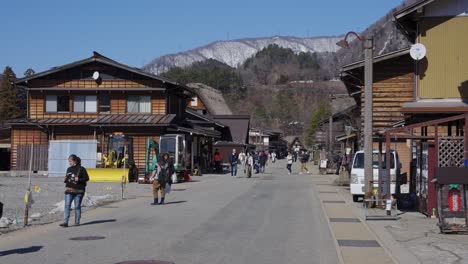 Touristen-Wandern-Durch-Shirakawago,-Ein-Historisches-Dorf-In-Den-Japanischen-Alpen