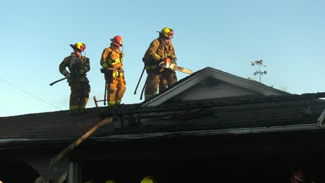Feuerwehrleute-Lüften-Ein-Dach-Mit-Kettensägen
