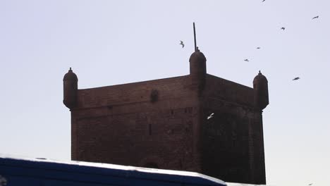 El-Edificio-Sqala-En-Essaouira,-Marruecos,-Es-Una-Estructura-Histórica-Con-Forma-Cuadrada,-Gruesos-Muros-De-Piedra-Y-Elementos-Decorativos