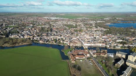 St.-Ives,-Cambridgeshire,-Vereinigtes-Königreich,-Drohnen-Luftaufnahme