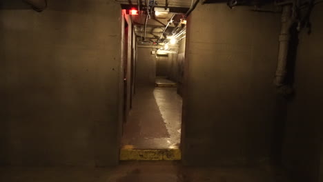 Tunnel-Unter-Der-Erde-Mit-Lichtern-Und-Korridor