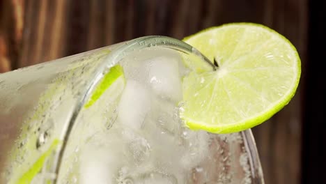 Cocktail-Oder-Alkoholisches-Getränk,-Mit-Limette-Im-Glas