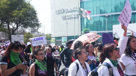 Imágenes-En-Cámara-Lenta-De-Una-Marcha-Feminista-Frente-Al-Edificio-Del-Gobierno-En-La-Ciudad-De-Puebla