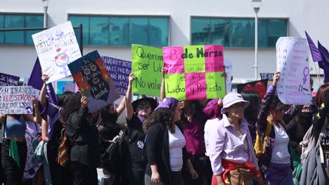 Mujeres-Protestando-En-La-Marcha-Del-Día-De-La-Mujer-En-La-Ciudad-De-Puebla,-México