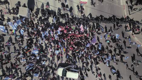Cientos-De-Israelíes-Protestando-Contra-El-Gobierno-Y-Bloqueando-Una-Intersección-Central-En-Tel-Aviv