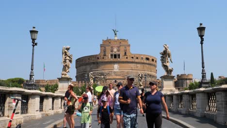 Touristen-Besuchen-Die-Engelsburg-Und-Die-Engelsbrücke,-Rom,-Italien