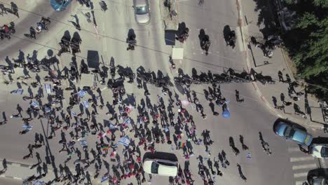 Polizisten-Mit-Pferden-Und-Motorrädern-Erlauben-Nicht,-Dass-Israelische-Bürger,-Die-Gegen-Die-Regierung-Protestieren,-Straßen-Blockieren