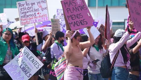 Zeitlupenvideo-Des-Frauentagsmarsches-In-Der-Stadt-Puebla,-Mexiko