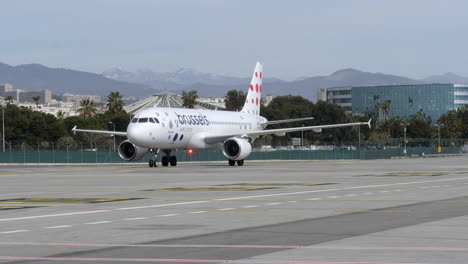 Brussels-airlines-Airbus-A320-taxiing-to-gate-after-landing-in-Nice-Airport,-France