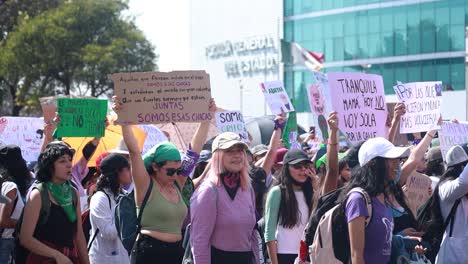 Frauen-Beim-Feministischen-Marsch-Zum-Frauentag-Vor-Einem-Regierungsgebäude-In-Der-Stadt-Puebla,-Mexiko