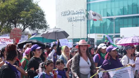Gruppe-Protestierender-Frauen-Beim-Feministischen-Marsch-Zum-Frauentag-Vor-Einem-Regierungsgebäude-In-Der-Stadt-Puebla,-Mexiko