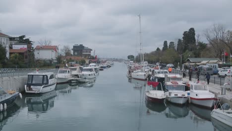 Canal-Con-Barcos-Atracados