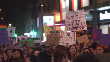 Murcia-Spanien---8.-März-2023:-Demonstration-Zum-Frauentag,-Parade-Auf-Der-Straße-Gran-Via-In-Der-Stadt-Murcia,-Wo-Viele-Frauen-Gleichheit,-Freiheit-Und-Menschenrechte-Fordern