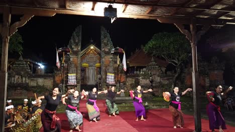 Bailarinas-Balinesas-Interpretan-Legong-Con-Música-Gamelan-En-El-Templo-De-Bali-Por-La-Noche